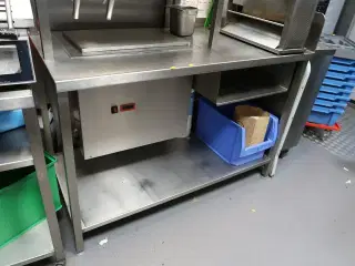 Rustfri stålbord med indhold (brødrister og varmeskab medfølger ikke)