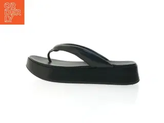 Sorte klipklappere fra Asos (str. 42)