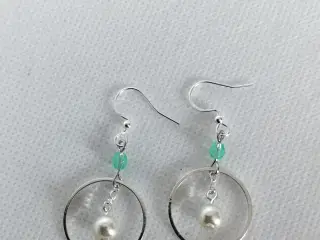 Elegante øreringe med perledetaljer