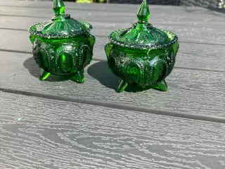 Grøn glaskrukke med låg