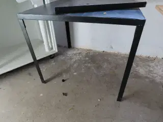 Stålbord (bemærk et af benene er faldet af)