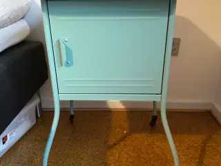 Fint turkist sengebord i metal fra IKEA sælges