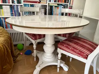 Spisebord med stole