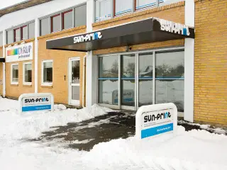 Flot højloftet hal og smagfulde kontorer i Håndværkerkvt.