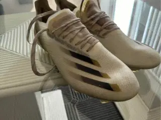 Adidas Ghosted. 1