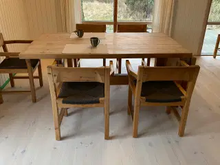 Spisebord i fyrretræ med seks stole med armlæn
