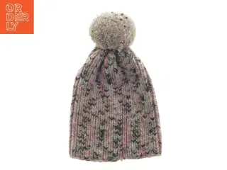 Strikket hue med pompon (str. 27 x 18 cm)