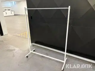 Butiksinventar / tøjstativer 110 styk