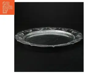 Sølvfarvet fad med dekorative detaljer (str. Ø. 30 cm)
