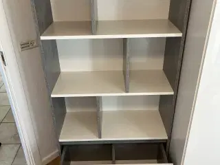 BILLUND reol i Betongrå