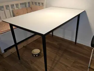 Hvidt spisebord med sorte ben