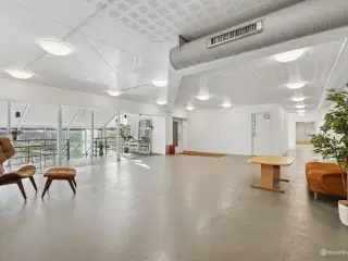 Kontor og lager m. elevator