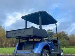 Blå golfbil med lad