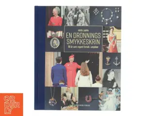 En dronnings smykkeskrin : 50 år som regent fortalt i smykker af Heidi Laura (Bog)
