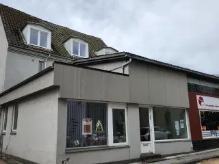 Salon. butik. kontor eller anden form  for erhverv. Centralt beliggende nær Store Torv Hobro.
