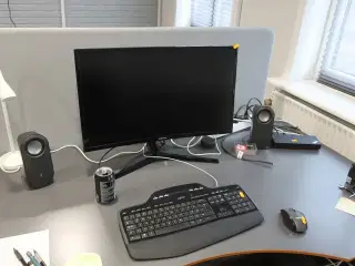 IT-udstyr på skrivebord