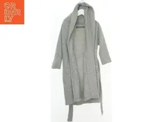 Grå badekåbe med hætte fra Karmameju (str. 104)