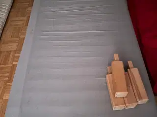 Boxmadras med ben og topmadras