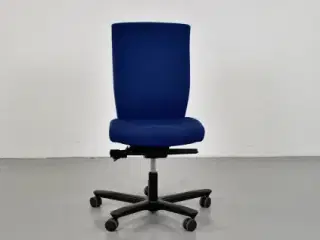 Efg kontorstol med blå polster og sort stel