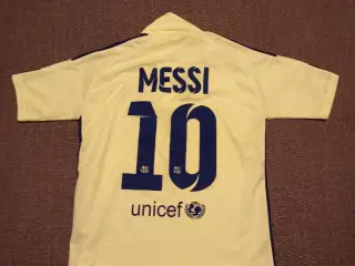 FCB Messi fodboldtrøje str. S voksen pris. 95 kr