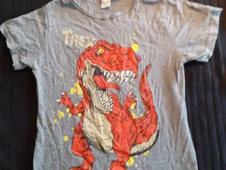 T-shirts, str. 140, grå med en dinosaurus foran