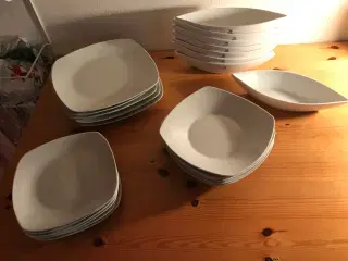 Hvide firkantede tallerkener.