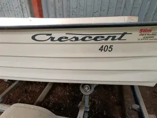 - - - Båd med 5 hk motor og trailer