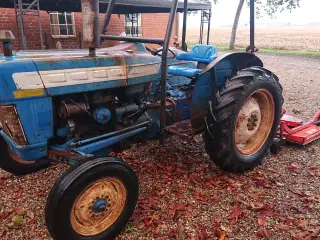Søger Ford 2000 traktor model X. med alu i front  
