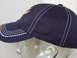 CAP med broderet ørnemotiv