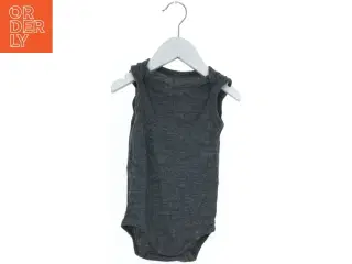 Grå bodystocking til baby fra 8O8 (str. 92)