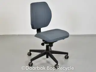 Scan office kontorstol med blå/grå polster og sort stel, lav ryg