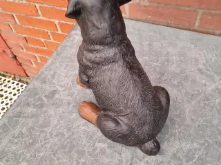 Figur siddende hund 