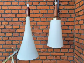 To fine retrolamper i mathvidt opalglas