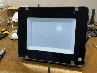 LED projektør. 200w - inde og ude