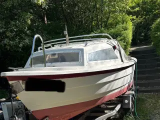 Kabinebåd med 15 HK Mariner motor og trailer