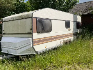 Gammel campingvogn foræres væk.