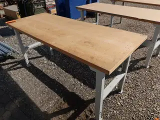 ARBEJDSBORD.