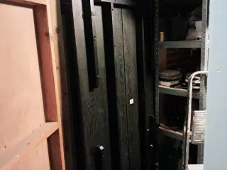 Mørkt stort spisebord