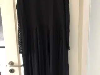 Lang sort kjole