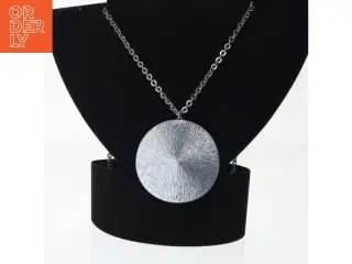 Stort sølvfarvet vedhæng med kæde fra Pewter (str. 80 cm)