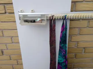 Slipseholder med udtræk og praktisk småtingsbakke