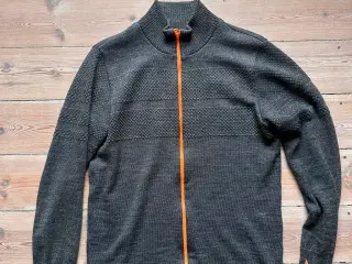 Grå Mads Nørgaard sømandsstrik med orange lynlås. 