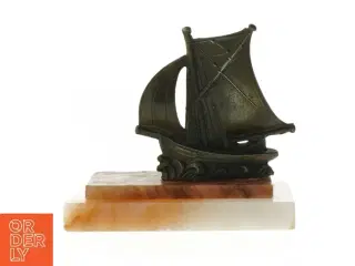 Dekorativ metal bådskulptur på Onyx marmorbase (str. 13x7,5x12 cm)