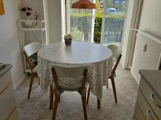 Køkkenbord med tre stole. 