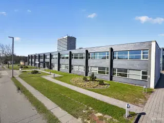 Flot og moderne kontorlejemål indrettet i en New-Yorker stil med et tilhørende lagerlokale.