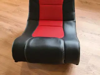 Gamer med højttalere og musik afspiller.