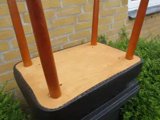 1 stk Fodskammel med Sort læder og Teak ben 