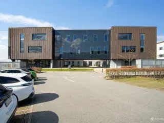 Kontorlejemål med fælles kantine og mødefaciliteter