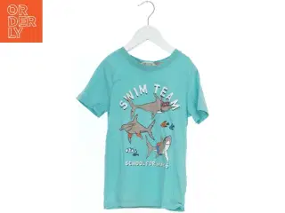Blå T-shirt med hajmotiv fra H&M (str. 122)