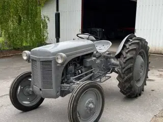 Søger Grå Ferguson, eller 35er, Fordson 